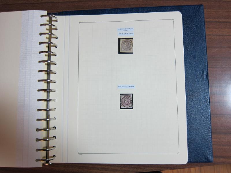 0019 (59).JPG -     Lote:    19      Marcofilia      Lotes Especiais       Descrição:         Portugal. Colecção especializada de carimbos de duplo círculo, tipo 1852, montada em 4 álbuns Lindner, com selos de diversas emissões e cartas, com estudo minucioso de cada marca. Lote a ver.         Lote       Valor Base:     &euro; 2.500,00     Valor Venda:     Retirado     